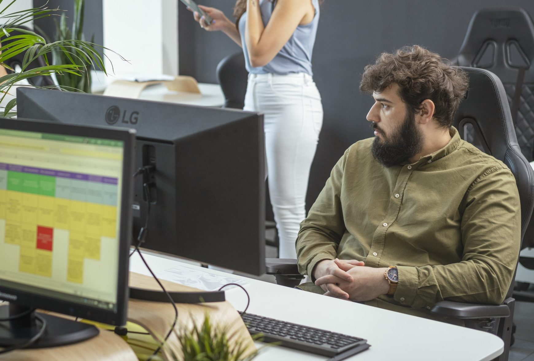 Power BI developer in front of a computer working on B2B power bi development and implementation